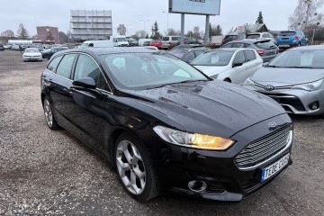Titanium, niski przebieg, Sam parkuje, SYNC, kamera cofania, NAVI